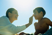 femme mettant de la crème solaire à un enfant